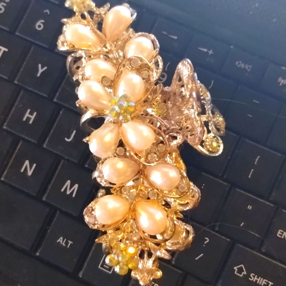 Gorgeous Vintage Pearl and rhinestone hair clamp
